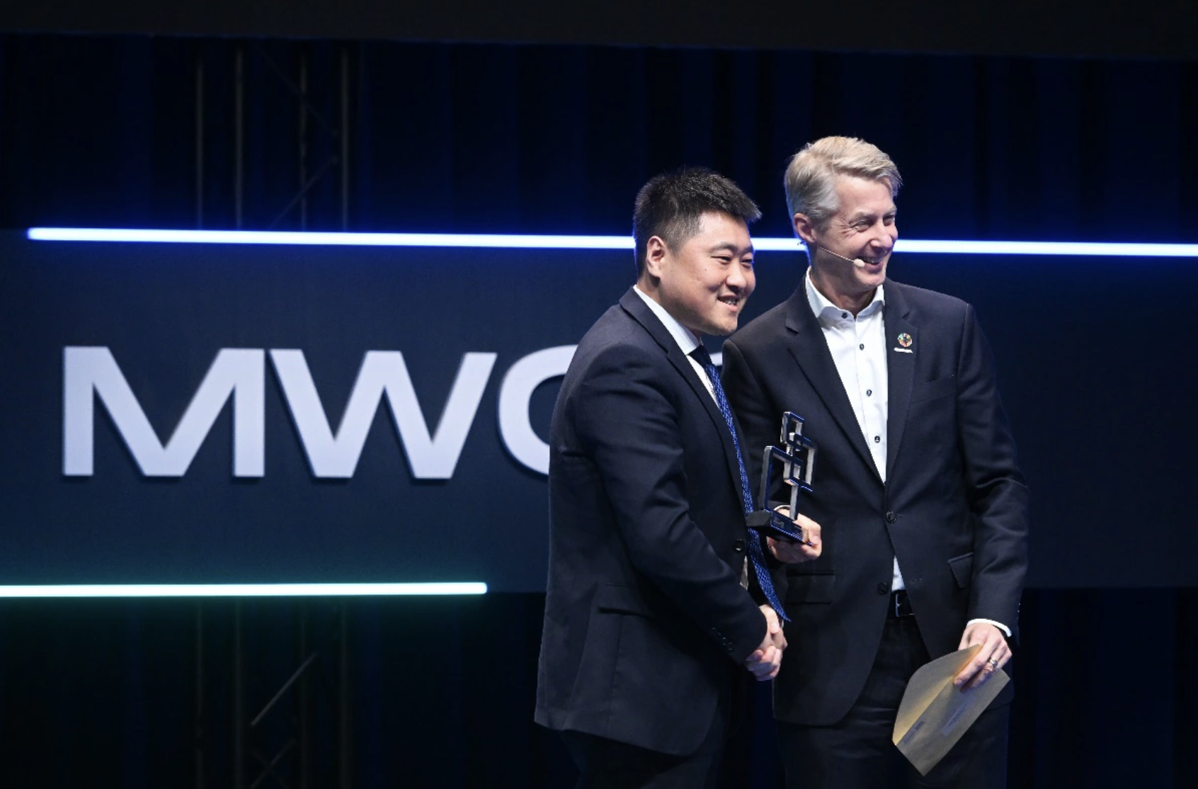 La série d'antennes vertes Huawei remporte le prix GSMA GLOMO de la Meilleure Infrastructure de Réseau Mobile.